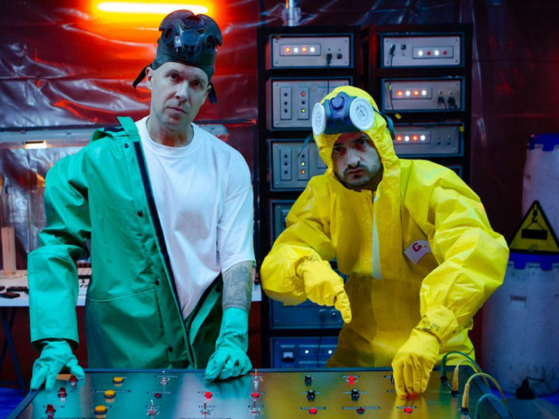 Latvian musicians Gustavo and Ansis standing at the music effects device during the "Efekts" music video shoot.